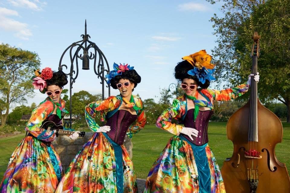 Shrinking Violets – stilts & musicians