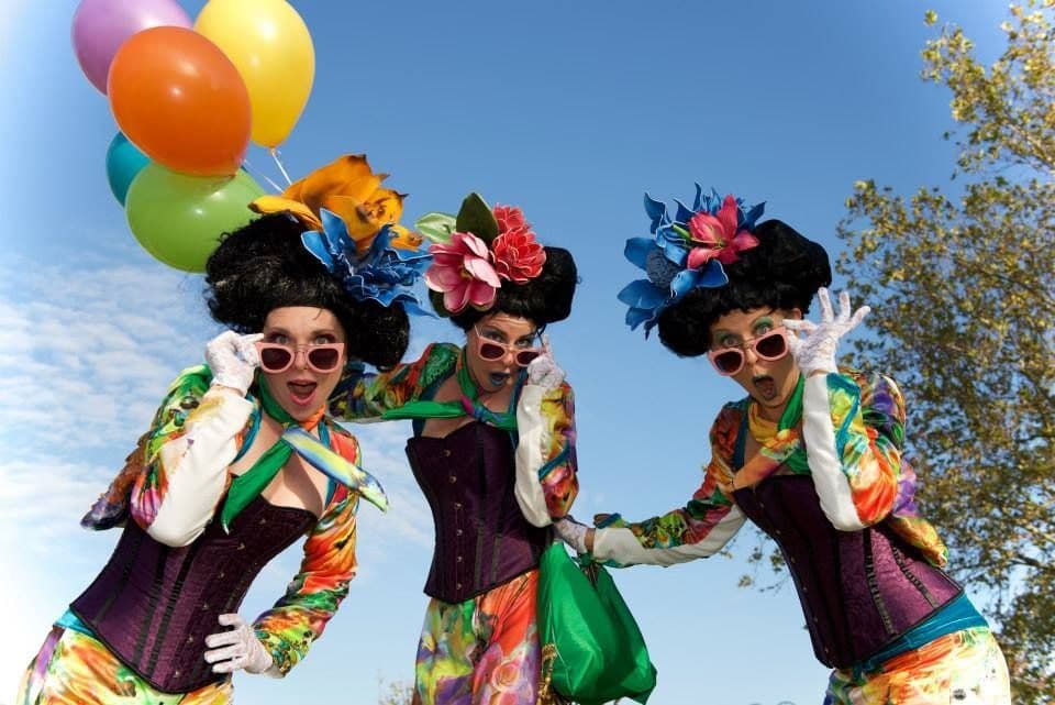 Shrinking Violets – stilts & musicians