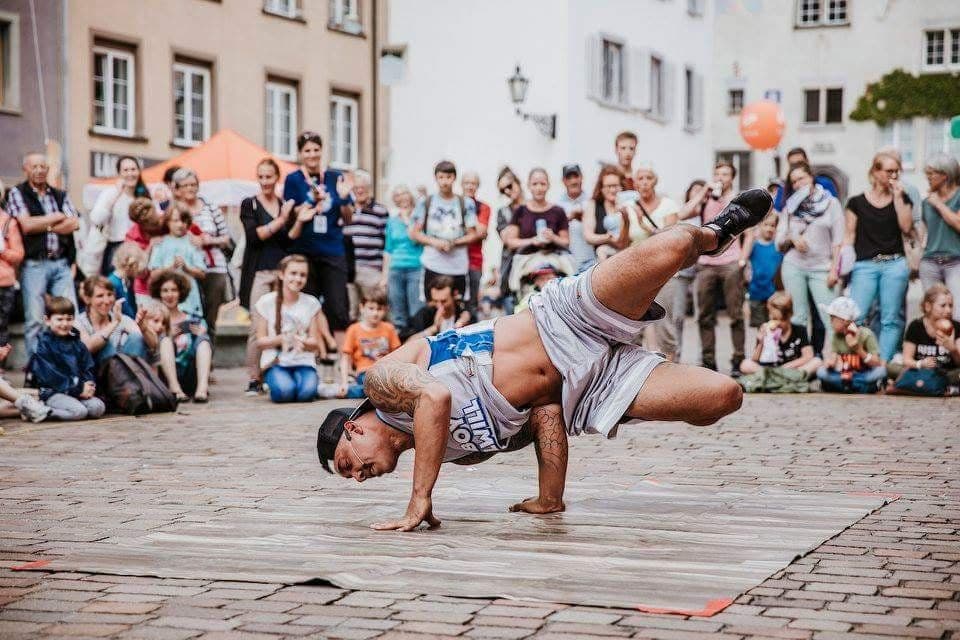 Acrobatic Breakdance Show!