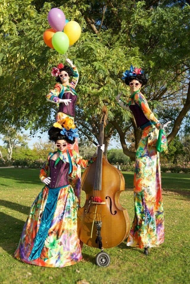 Shrinking Violets – stilts & musicians