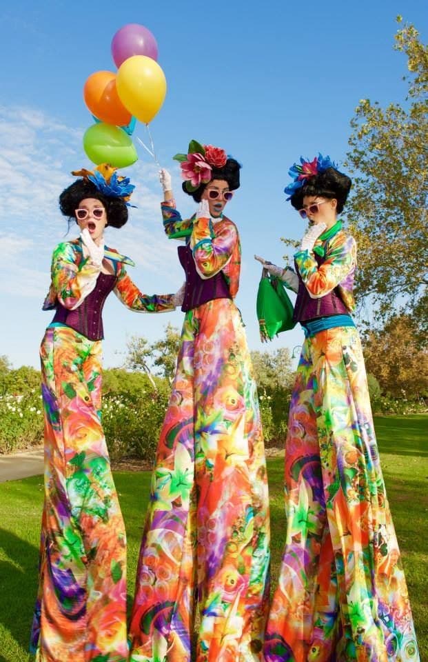 Shrinking Violets – stilts & musicians
