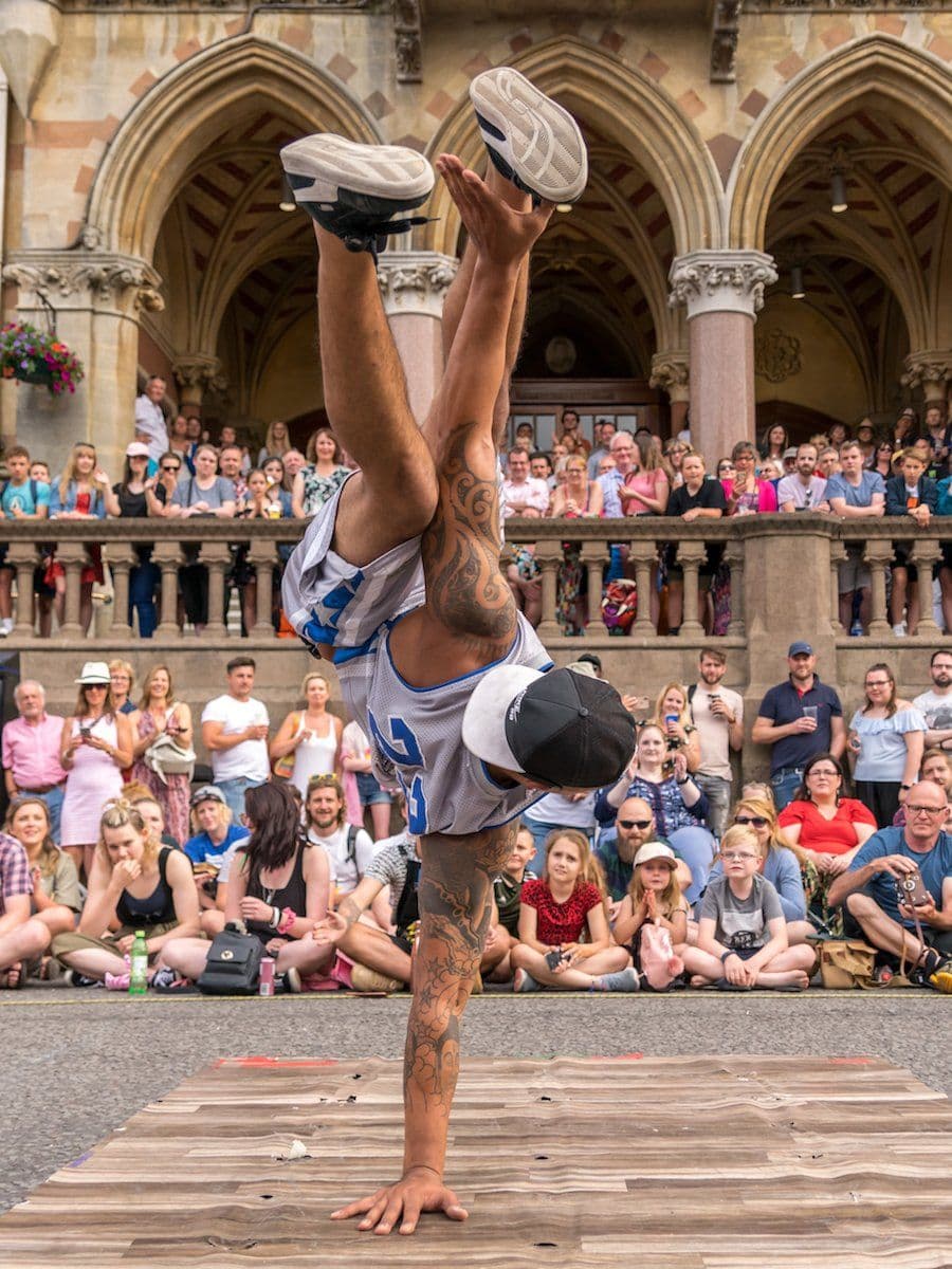 Acrobatic Breakdance Show!
